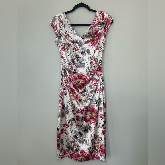 Maggy London Dresses & Skirts - Maggy London Floral Print Ruched Midi Dress